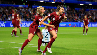 В Англия: Жените - с нормален полет, младежите - с чартър (ВИДЕО)