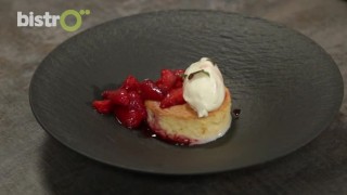 Реване с мляко, мус от кисело мляко с бял шоколад и сос от пресни ягоди