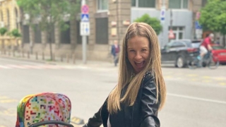 Лора Караджова и Матео на първа разходка след раждането