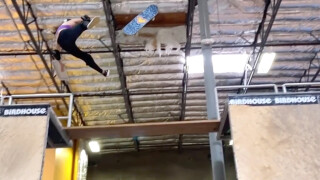 11-годишна скейтбордистка претърпя ужасяващ инцидент (ВИДЕО)