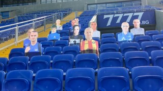 450 картонени фигури в трибуните на 