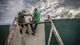 Фенове в Чехия заобиколиха забраната със стълби и подвижен кран (ВИДЕО)