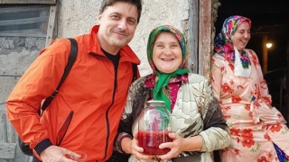Баба родопчанка почерпи актьора Владо Карамазов с компот от боровинки, за да му се извини