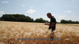 Фермер зарови  чифт слипове, за да провери състоянието на почвата. Ето го резултата (ВИДЕО)