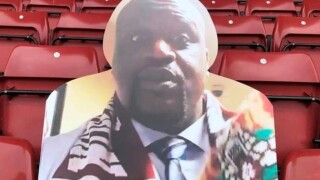 Големият Шак изгря в трибуните на футболен мач от четвърта дивизия на Англия