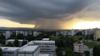 Снимка на деня: Буря над Варна