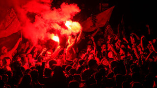 Бял прах върху полицейска шапка и фенове на 