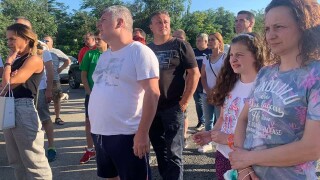 Протест на родители заради изгонването на децата им от школата на 