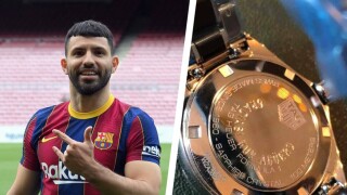 На сбогуване: Агуеро подари на служители на 