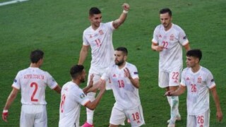 Испания се развихри, но остана на две минути от върха в групата