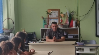 Ицо Хазарта влезе в бургаски клас. Учителката му благодари от сърце за ценните съвети 