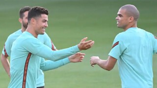 Смело: Роналдо заля Пепе с ледена вода (ВИДЕО)