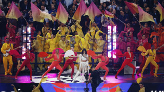 Ван Бастен: Ние искаме футбол, а те ни водят някаква певица 