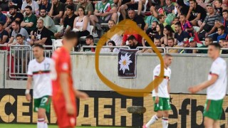 Нацизъм или туризъм? Какво е знамето на трибуните в Разград? 