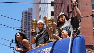 Десетки хиляди празнуваха по улиците с 