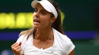 Томова поднесе изненадата в Ийстбърн