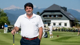 Кой е бизнесменът, който има интерес към 