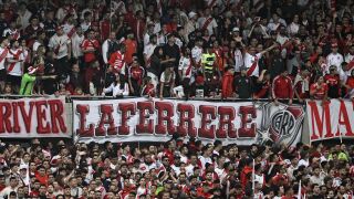 Фен падна от трибуните и умря на мач на Ривър Плейт