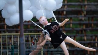 Секс кукла, напрежение и арест в Овча купел (ВИДЕО)