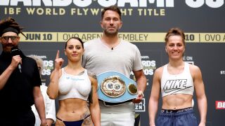 Боксьорка открадна шоуто без сутиен на кантара (ВИДЕО)