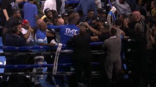 Мейуедър се би с мафиотски внук, на ринга настъпи хаос (ВИДЕО)