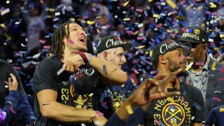 Шампион в НБА празнува гол до кръста по улиците на Денвър (ВИДЕО)