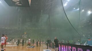 Под дъжд от бутилки, бомбички и факли: Везенков и Олимпиакос отново шампиони! (ВИДЕО)