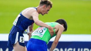 Завърши последен, но помогна на колабирал съперник (ВИДЕО)