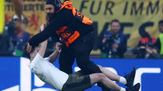 Фенове на руски блогър финтираха 2500 охранители на 