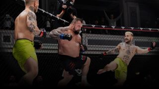 Най-силният мъж на планетата в ММА мач срещу двама мъници (ВИДЕО)