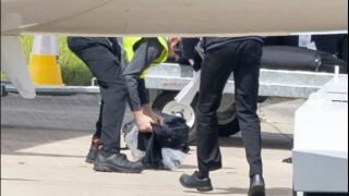 Разпиляха дрехите на английските звезди (СНИМКИ)