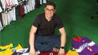 Бразилец е притежателят на най-голямата колекция екипи (ВИДЕО)