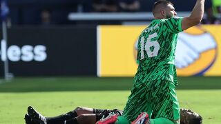 Копа Америка: Аржентина е на 1/4-финал, изнесоха съдия на носилка