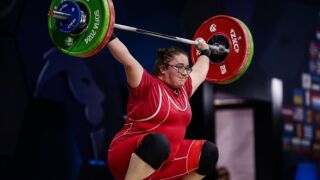 Седма е в Европа, но работи в сладкарница (ВИДЕО)