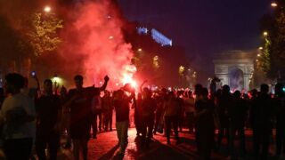 Париж гори! Водни оръдия, сълзотворен газ и 300 арестувани след триумфа (ВИДЕО)