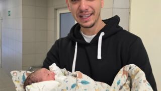 Балан емоционално за второто си дете: Така изглежда един безумно щастлив баща (ВИДЕО)
