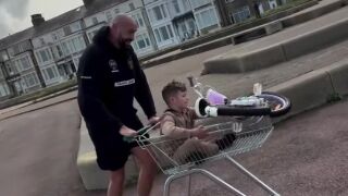 Тайсън Фюри поддържа форма с „пазаруване“ на деца (ВИДЕО)