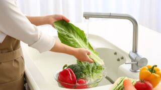 Да измием или накиснем плодовете и зеленчуците - кое работи за премахване на пестицидите