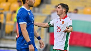 Пред почти празни трибуни: 