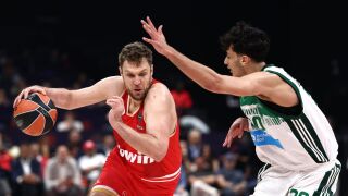 Везенков поведе Олимпиакос към титлата, грозни сцени в Атина (ВИДЕО)