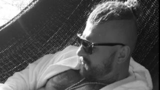 ММА боец ​​и гаджето му намерени мъртви, съседи разкриха какво са чули