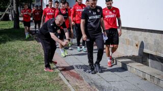 Какво се случва? Феновете спряха тренировка на Керкез, той си иска неустойката