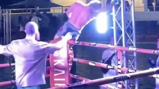 Високо напрежение: Ток покоси ММА боец след победа (ВИДЕО 18+)