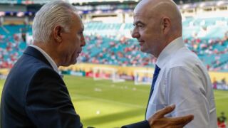 Стоичков рамо до рамо с Джани Инфантино на световното клубно (СНИМКИ)