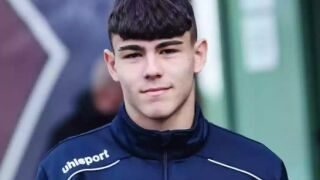 Капитанът на юношите отива в Шефилд Юнайтед