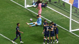 Футбол-шампанско: ПСЖ скри топката на Лео Меси (ФАКТФАЙЛ)