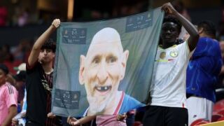 Светът беше в краката му, а сега е унизен (СНИМКИ и ВИДЕО)