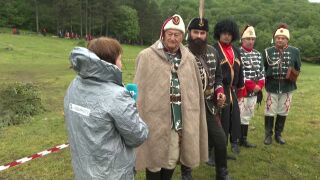 Снимка: Век и половина от подвига на Ботевата чета: На връх Околчица по традиция се събират стотици за всенародното поклонение