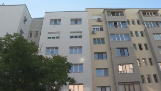 Снимка: „Климатикът е вързан с тел, а прозорците не се отварят“: Жители на блок в Ловеч се оплакват от некачествено саниране
