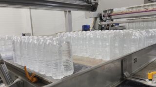 Снимка: Вода без етикет, но с кауза: Компания дарява част от парите за опаковка за еко и социални инициативи